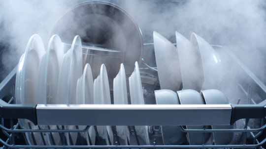 LG 디오스 식기세척기의 100도 트루 스팀 으로 식기를 살균하는 모습.    LG전자 제공